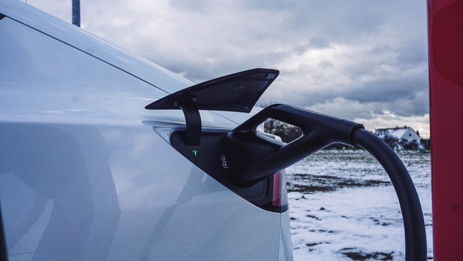 Electric Vehicles and Winter Driving: What Irish Roads Haven't Told You Yet