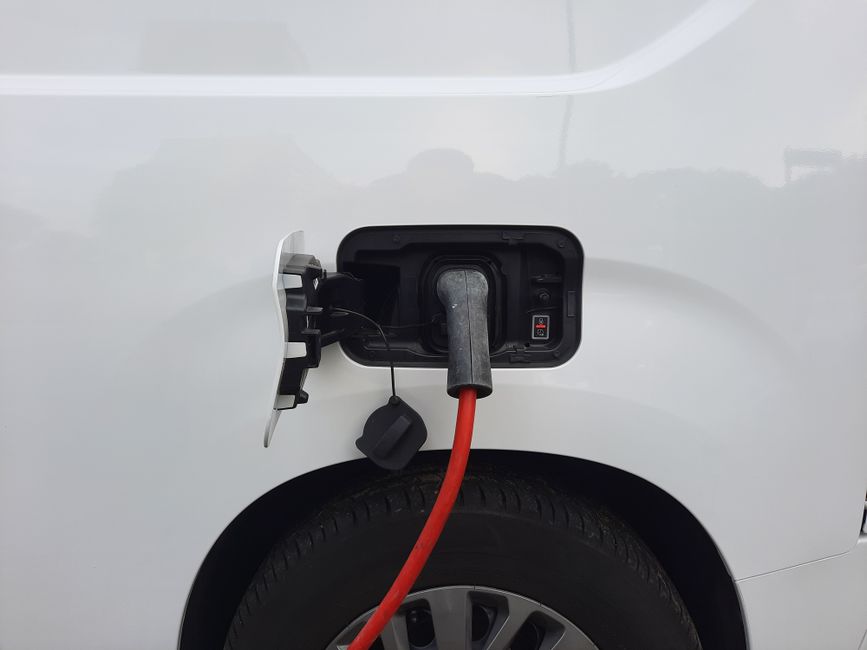 The Plug-in Hybrid Sweet Spot: Why Irish Commuters Are Trading Pure EVs for 200km Range Hybrids
